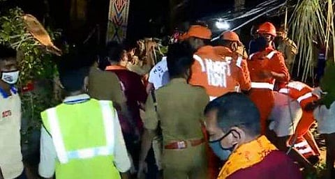 തൃശൂര്‍ പൂരത്തിന് ഇടയില്‍ ആല്‍മരം വീണ് അപകടം/വീഡിയോ ദൃശ്യം