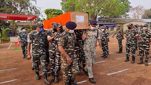 ഏറ്റുമുട്ടലില്‍ കൊല്ലപ്പെട്ട ജവാന്റെ മൃതദേഹം ജഗ്ദാല്‍പ്പൂരില്‍ കൊണ്ടുവന്നപ്പോള്‍/എഎന്‍ഐ