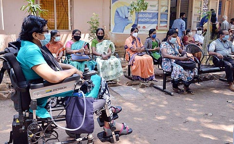 കോവിഡ് വാക്‌സിനേഷനായി ജനം കാത്തിരിക്കുന്നു / ചിത്രം : വിന്‍സെന്റ് പുളിക്കല്‍ ( ന്യൂ ഇന്ത്യന്‍ എക്‌സ്പ്രസ്)
