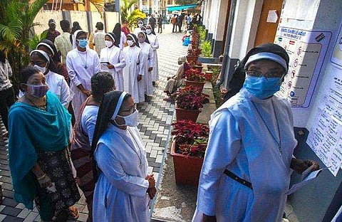 കൊച്ചിയിലെ ബൂത്തില്‍ വോട്ട് ചെയ്യാനെത്തിയ കന്യാസ്ത്രീകള്‍/പിടിഐ
