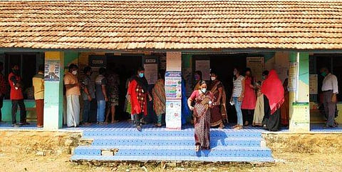 കഴക്കൂട്ടത്തെ ബൂത്തിലെ വോട്ടര്‍മാരുടെ നീണ്ടനിര/ ചിത്രം: ബി പി ദീപു