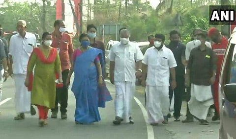 പിണറായി വിജയനും ഭാര്യയും വോട്ടുചെയ്യാനെത്തുന്നു / എഎന്‍ഐ ചിത്രം