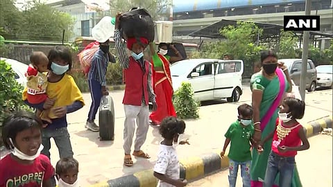 നാട്ടിലേക്ക് മടങ്ങുന്ന കുടിയേറ്റത്തൊഴിലാളികള്‍/ എഎന്‍ഐ