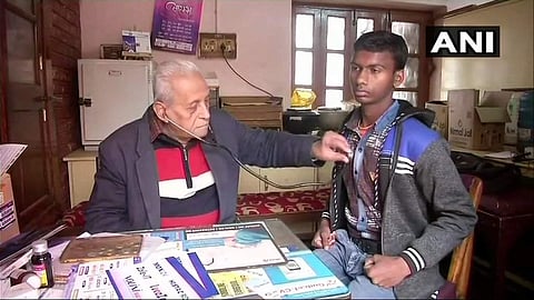 രോ​ഗിയെ പരിശോധിക്കുന്ന ഡോ. ശ്യാമ പ്രസാദ് മുഖർജി/ എഎൻഐ