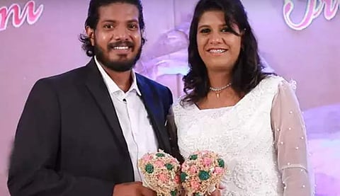 ഉണ്ണി പി ദേവും ഭാര്യ പ്രിയങ്കയും