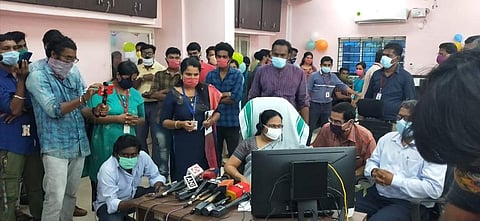 ദിശ ഹെല്‍പ്പ്‌ലൈനില്‍ ഒരുലക്ഷം കോളുകള്‍ പൂര്‍ത്തൂകരിച്ച ദിവസം ആരോഗ്യമന്ത്രി കെ കെ ശൈലജ കോള്‍ അറ്റന്റ് ചെയ്യുന്നു