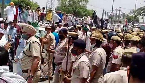 ഹരിയാനയില്‍ മുഖ്യമന്ത്രിയെ തടയുന്ന കര്‍ഷകര്‍