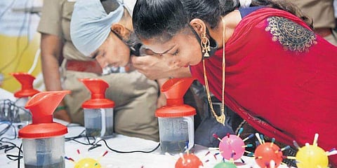 ചെന്നൈ സെന്‍ട്രല്‍ റെയില്‍വേ സ്റ്റേഷനില്‍ ആവി പിടിക്കുന്നവര്‍/എക്‌സ്പ്രസ് ഫോട്ടോ