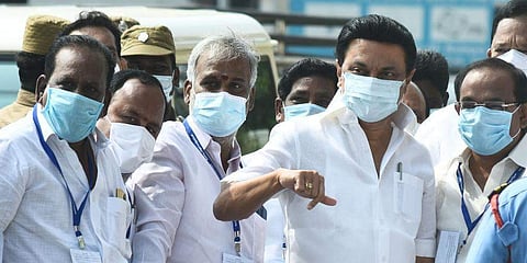 സ്റ്റാലിന്‍ പാര്‍ട്ടി പ്രവര്‍ത്തകര്‍ക്കൊപ്പം