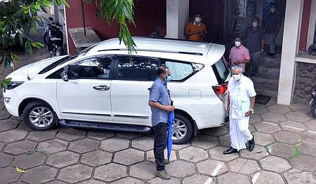 ഇന്നലെ എകെജി സെന്ററിലെ യോഗം കഴിഞ്ഞു മടങ്ങുന്ന മുഖ്യമന്ത്രി പിണറായി വിജയന്‍/എക്‌സ്പ്രസ് ഫോട്ടോ