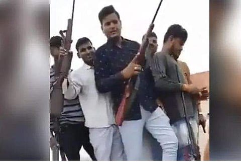 തോക്കേന്തി യുവാക്കളുടെ ജന്മദിനാഘോഷം ട്വിറ്റര്‍