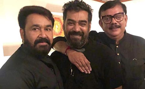 മോഹൻലാലിനും പ്രിയദർശനുമൊപ്പം ബിജു മേനോൻ/ ഫേയ്സ്ബുക്ക്