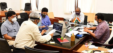 കെ രാജന്‍ ജില്ലാ കലക്ടര്‍മാരുമായി നടത്തിയ യോഗത്തില്‍