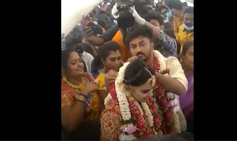 വിമാനത്തില്‍ വച്ച് നടന്ന വിവാഹം