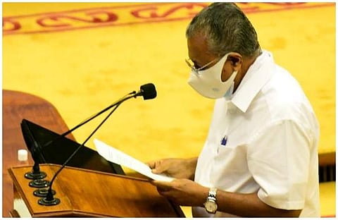 മുഖ്യമന്ത്രി പിണറായി വിജയന്‍ സത്യപ്രതിജ്ഞ ചെയ്യുന്നു/ഫെയ്‌സ്ബുക്ക് ചിത്രം