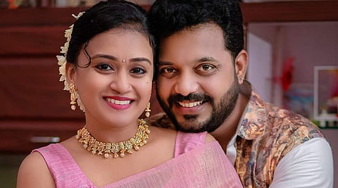 ജിഷിൻ മോഹനും ഭാര്യ വരദയും/ ഫേയ്സ്ബുക്ക്