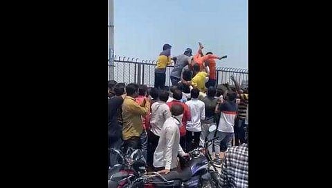 പാലത്തില്‍ നിന്ന് ചാടിയ സ്ത്രീയെ വഴിയാത്രക്കാര്‍ ചേര്‍ന്ന്‌രക്ഷിക്കുന്നു