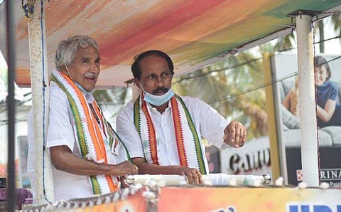 തൃപ്പൂണിത്തുറയില്‍ ഉമ്മന്‍ചാണ്ടിക്കൊപ്പമുള്ള കെ ബാബുവിന്റെ പ്രചാരണം, ഫെയ്‌സ്ബുക്ക് ചിത്രം