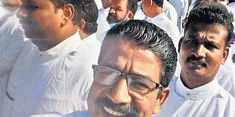 സാമുഹിക അകലം പാലിക്കാതെയും മാസ്‌ക് ധരിക്കാതെയും യോഗത്തില്‍ പങ്കെടുത്ത പുരോഹിതര്‍