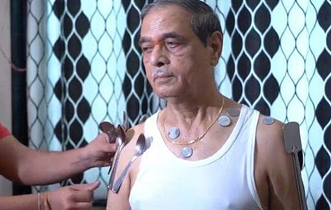 ശരീരത്തിന് കാന്തശക്തി ലഭിച്ചതായി അവകാശപ്പെടുന്ന അരവിന്ദ് സോനാര്‍