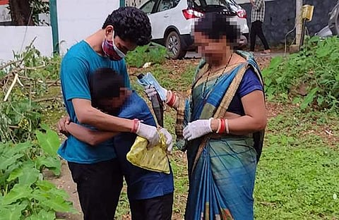 മോണ്ടി അമ്മയെയും സഹോദരനെയും കണ്ടപ്പോള്‍/ കലക്ടര്‍ ഫെയ്‌സ്ബുക്കില്‍ പങ്കുവച്ച ചിത്രം