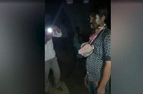 പൂവ്വാലശല്യത്തിന് നാട്ടുകാര്‍ ചേര്‍ന്ന് യുവാവിനെ കൈകാര്യം ചെയ്യുന്നു