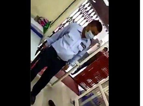 ബാങ്ക് സെക്യൂരിറ്റി ജീവനക്കാരന്‍