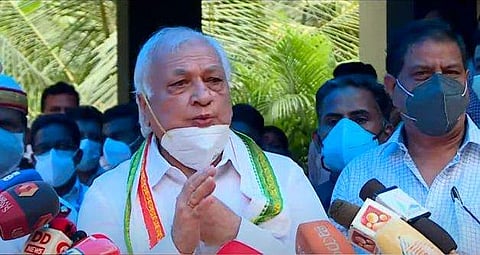 ഗവര്‍ണര്‍ മാധ്യമങ്ങളോടു സംസാരിക്കുന്നു/ടിവി ദൃശ്യം