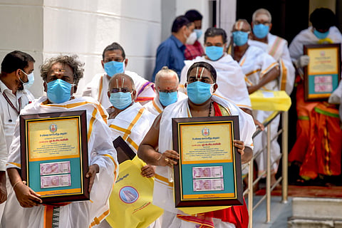 കരുണാനിധിയുടെ ജന്മദിനത്തില്‍ കോവിഡ് ധനസഹായം സ്വീകരിച്ച് സെക്രട്ടേറിയറ്റില്‍ നിന്ന് പുറത്തുവരുന്ന പുരോഹിതര്‍, പിടിഐ