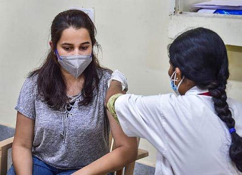 ബാംഗ്ലൂരില്‍ വാക്‌സിന്‍ സ്വീകരിക്കുന്ന യുവതി ചിത്രം പിടിഐ