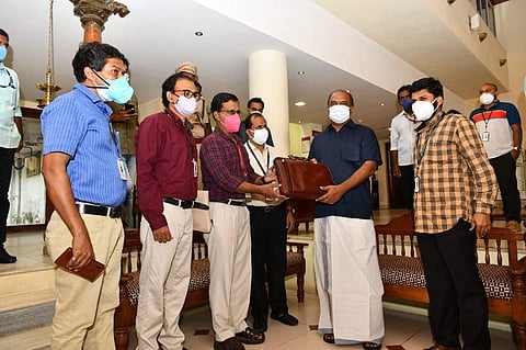 പ്രിന്റഡ് ബജറ്റ് കോപ്പ് ഏറ്റുവാങ്ങി ധനമന്ത്രി/ഫോട്ടോ: ഫെയ്‌സ്ബുക്ക്‌