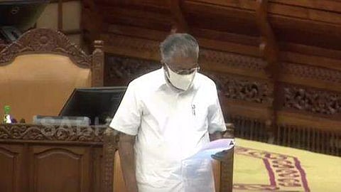 നിയമസഭയില്‍ മുഖ്യമന്ത്രി മറുപടി പറയുന്നു