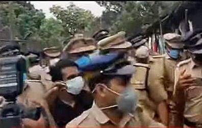 വണ്ടിപ്പെരിയാറില്‍ തെളിവെടുപ്പിനായി കൊണ്ടുവന്നപ്പോള്‍ ടെലിവിഷന്‍ ചിത്രം