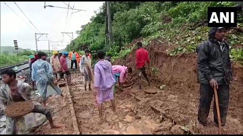 പാളത്തിൽ വീണ മണ്ണ് നീക്കം ചെയ്യുന്നു/ എഎൻഐ