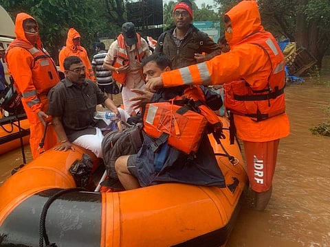 രത്നഗിരിയൽ വെള്ളപ്പൊക്കത്തെ തുടർന്ന് നടക്കുന്ന രക്ഷാപ്രവർത്തനം/ ചിത്രം: എഎൻഎ