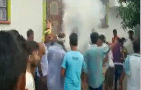 പ്രകോപിതരായ ബന്ധുക്കള്‍ 17കാരന്റെ മൃതദേഹം പ്രതിയുടെ വീടിന് മുന്നില്‍ സംസ്‌കരിക്കുന്നു