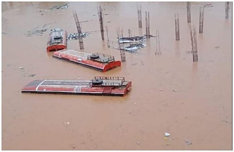 പ്രളയത്തില്‍ മുങ്ങിയ ബസുകള്‍/ട്വിറ്റര്‍
