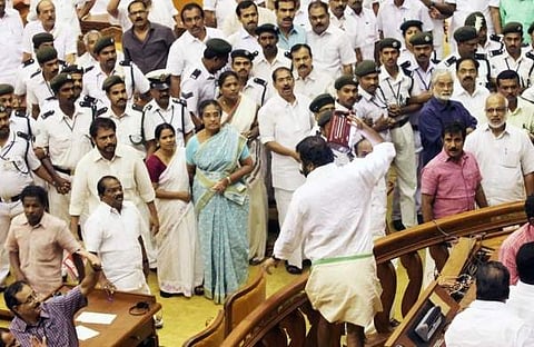 കെഎം മാണി ബജറ്റ് അവതരിപ്പിക്കുന്നതിനിടെ നിയമസഭയിലുണ്ടായ കയ്യാങ്കളി