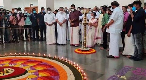 പൂക്കളം കാണാന്‍ മുഖ്യമന്ത്രി എത്തിയപ്പോള്‍ / ഫെയ്‌സ്ബുക്ക് ചിത്രം