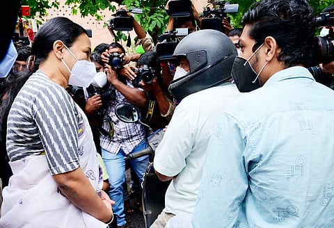 ഡ്രൈവ് ത്രൂ വാക്‌സിനേഷന്‍ കേന്ദ്രം മന്ത്രി സന്ദര്‍ശിച്ചപ്പോള്‍