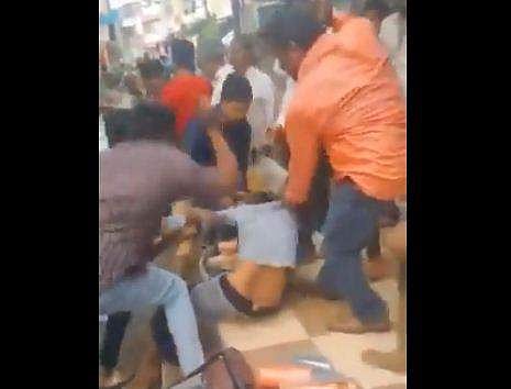 മധ്യപ്രദേശില്‍ യുവാവിനെ ആള്‍ക്കൂട്ടം മര്‍ദ്ദിക്കുന്നതിന്റെ ദൃശ്യം
