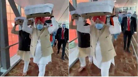 കേന്ദ്രമന്ത്രിമാര്‍ ഗുരുഗ്രന്ഥസാഹിബ് ചുമന്നുകൊണ്ടു വരുന്നു / എഎന്‍ഐ