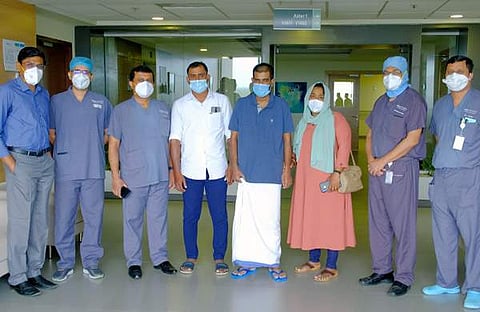 ഫറൂഖ്, ഭാര്യ ബുഷ്‌റ, സഹോദരന്‍ സമദ് എന്നിവരോടൊപ്പം ഫറൂഖിനെ ചികിത്സിച്ച ആസ്റ്റര്‍ മെഡ്‌സിറ്റി ഡോക്ടര്‍മാരുടെ മെഡിക്കല്‍ ടീം