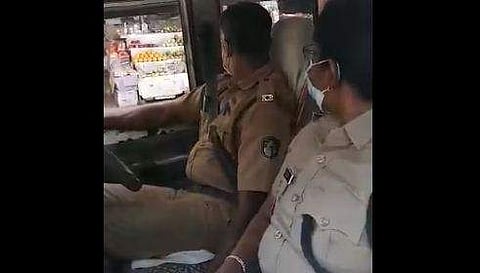 മൊബൈല്‍ ഫോണ്‍ പിടിച്ചുവാങ്ങിയതിന് പൊലീസിന് നേരെ നാട്ടുകാരുടെ പ്രതിഷേധം