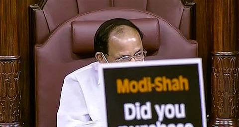 രാജ്യസഭയിലെ പ്രതിപക്ഷത്തിന്റെ പ്രതിഷേധത്തിനിടെ ഉയര്‍ത്തിപ്പിടിച്ച പ്ലക്കാര്‍ഡ്/ പിടിഐ