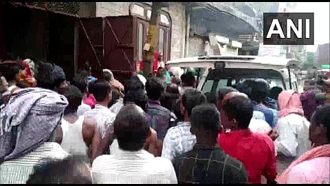 അപകട സ്ഥലത്ത് തടിച്ചുകൂടിയ ജനങ്ങള്‍/ എഎന്‍ഐ