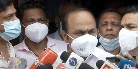 വി ഡി സതീശന്‍ മാധ്യമങ്ങളോട് സംസാരിക്കുന്നു/ ടെലിവിഷന്‍ ചിത്രം