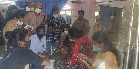 ആശുപത്രിയില്‍ നിന്ന് പൊലീസ് മൊഴിയെടുക്കുന്നു
