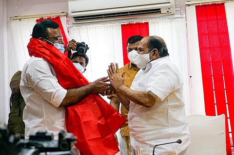 കോടിയേരി അനില്‍കുമാറിനെ ചുവന്ന ഷാള്‍ അണിയിച്ച് സ്വീകരിക്കുന്നു