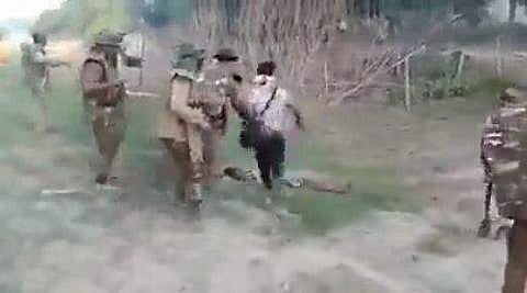 അസമില്‍ പ്രതിഷേധക്കാരനെ തല്ലിച്ചതയ്ക്കുന്ന പൊലീസുകാര്‍- ട്വിറ്റര്‍ ചിത്രം